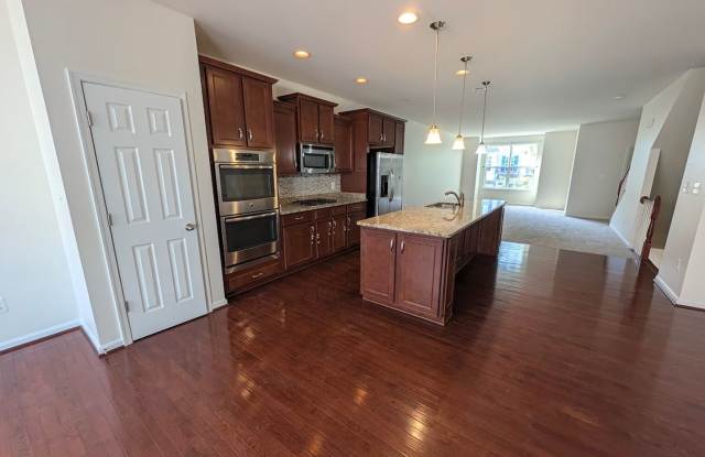 Bright and Sunny Townhouse In Manassas Park Gallery 4