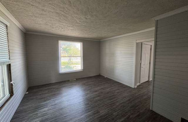 Spacious 3 Bedroom Home with Front Porch, Fireplace, and Large Backyard! Gallery 4