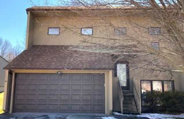 3 Bed/2 Bath in Iowa City - 2247 Plaen View Drive, Iowa City, IA 52246