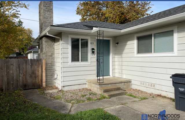 Nice 2 Bedroom 1 Bathroom Duplex-Washer/Dryer Included - 813 Broad Street, Medford, OR 97501