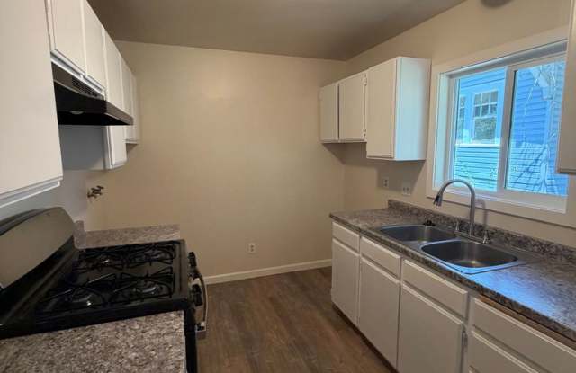 2.2. miles to Sky Lakes Medical Center and Oregon Institute of Technology, 2bdrm 1 bath duplex photos photos