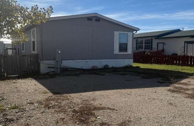 Spacious 3-Bedroom with Storage Shop  Off-Street Parking - 135 Flagstaff Way, Buffalo, WY 82834
