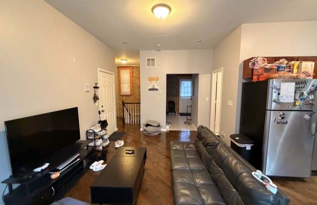 2746 W Le Moyne St photos photos