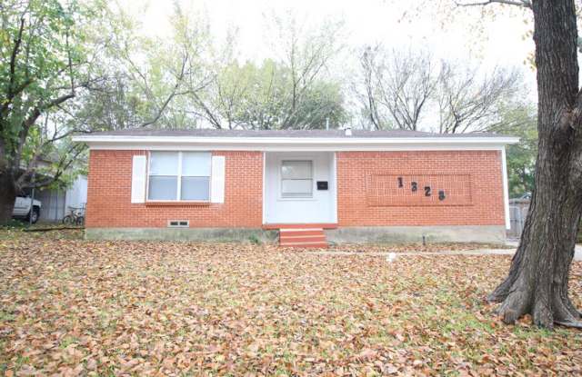 1328 Woodcrest Dr Gallery 2
