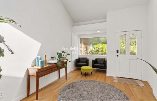 Mid-Century Modern Three Bedroom in Happy Valley! Gallery 3