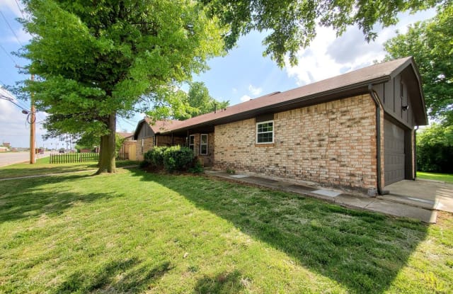 1056 Mabel C Fry Blvd - 1056 Mable Fry Boulevard, Yukon, OK 73099