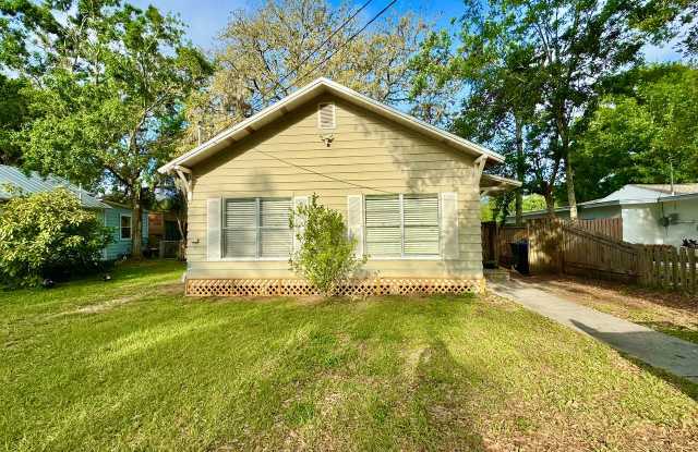 12708 Woodleigh Ave - 12708 Woodleigh Avenue, Lake Magdalene, FL 33612