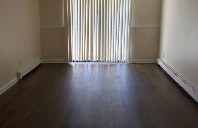 Recently Remodeled 2 Bed 1 Bath Lakeside Dr Condo Gallery 4