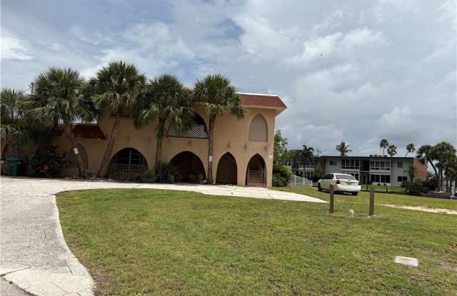 5101 Manor Court unit: 3 photos photos