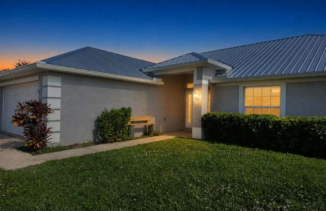 4 bedroom off Chiquita Close to Pine Island Road photos photos