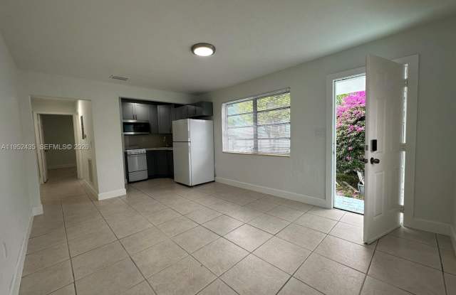 2550 SW 9th St photos photos