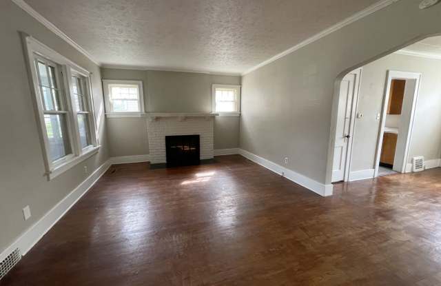 2587 Titus Ave – 3 Bed/1.5 Bath in Minne Lusa | Fireplace, Original Hardwoods, Detached Garage Gallery 3