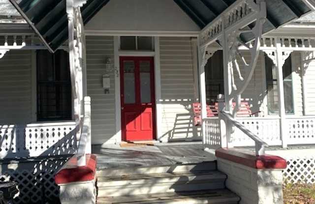 Beautiful Unfurnished Victorian 2/1 House convenient to UF Campus photos photos