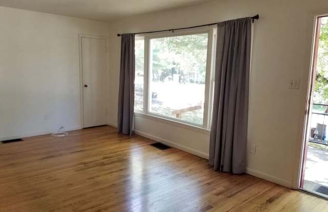 4BR 2BA - Walk to campus!  Available August 1 2027 Gallery 4