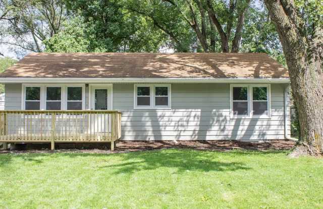 BEAUTIFUL KITCHEN! 2 CAR GARAGE! - 1932 Hayes Drive, Manhattan, KS 66502