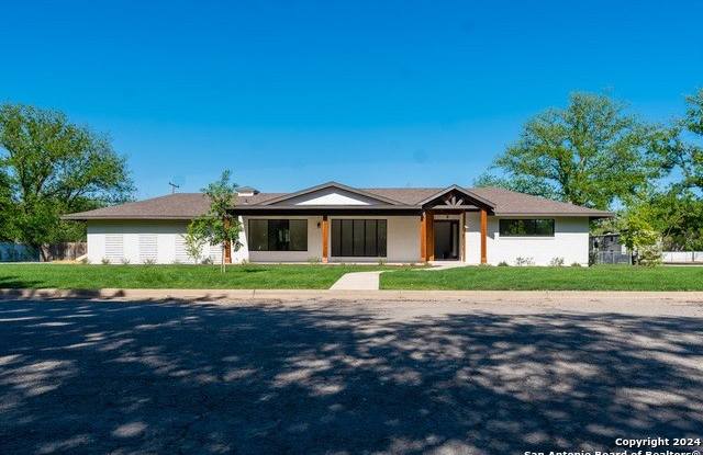 320 LOUISE - 320 Louise Drive, Uvalde, TX 78801
