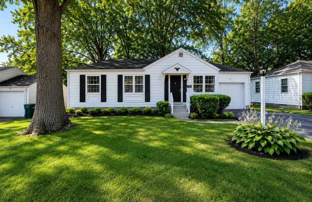 Move-In Special! Renovated 3 Bedroom Home with Garage & Huge Yard – Half Off Deposit! photos photos Move-In Special! Renovated 3 Bedroom Home with Garage & Huge Yard – Half Off Deposit! photos photos