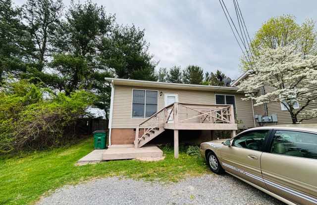 3 Bedroom, 1 Bath Duplex Gallery 1