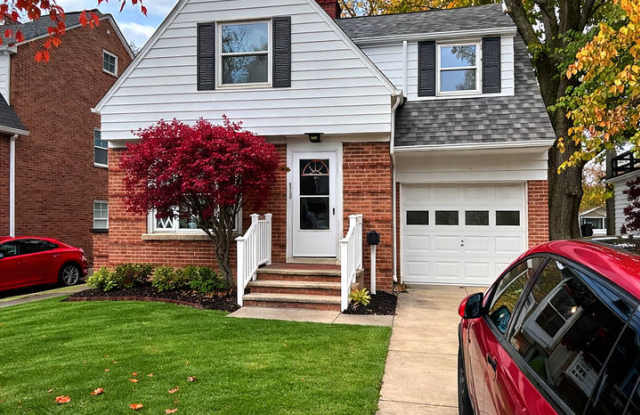 Updated 3-Bedroom Home in Lyndhurst Schools | Yard + Garage photos photos