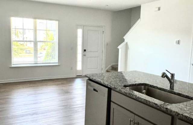 Beautiful 3BR Townhome with Community Pool Gallery 4