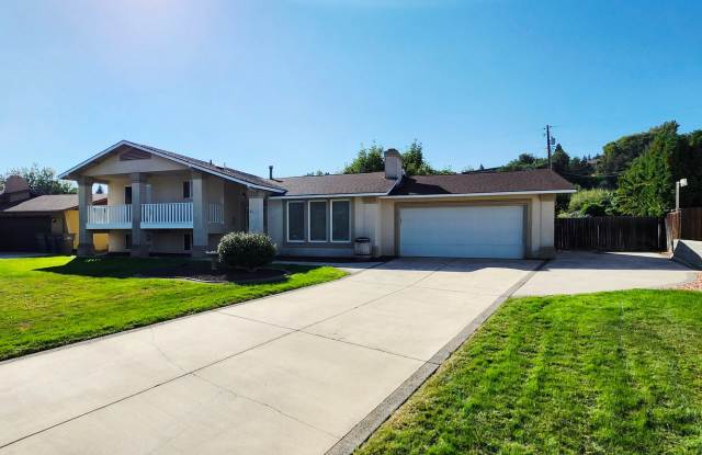 Beautiful Tri Level Home w/RV or Trailer Parking! photos photos