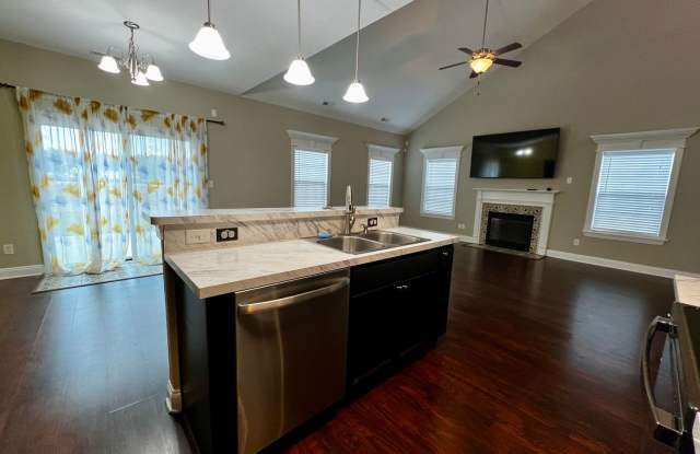 Large 4 Bed, 2.5 Baths Close to 17 Bypass photos photos