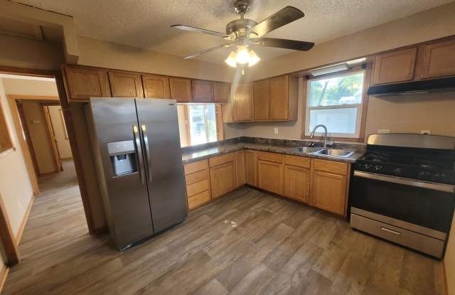 3 Bedroom Home with Garage! Gallery 1