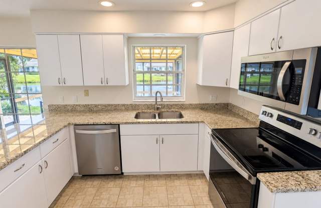 Annual UNfurnished renovated 2/2 villa in gated Bradenton community Gallery 3
