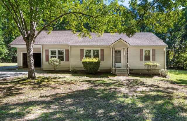 3 Bedroom House on One Acre of Land - Lawn Care Included! Gallery 3