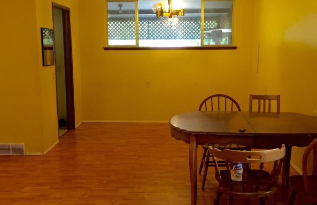 $4900 / 6br - University/ Wallingford House! 6BR/3BTH Gallery 4