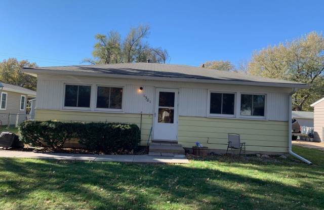 Charming 2-Bedroom Home with Big Fenced in Yard! photos photos