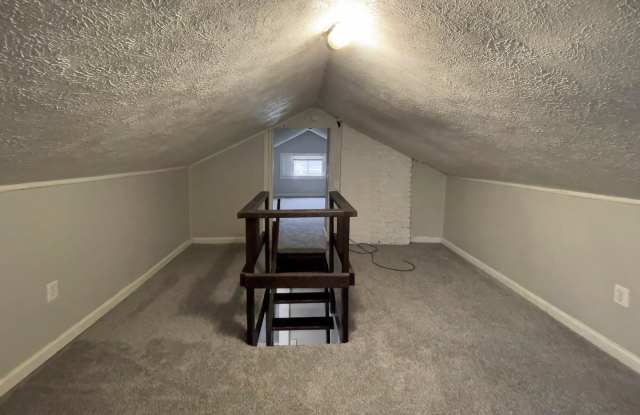 Cozy 2 bedroom home, with loft upstairs Gallery 3