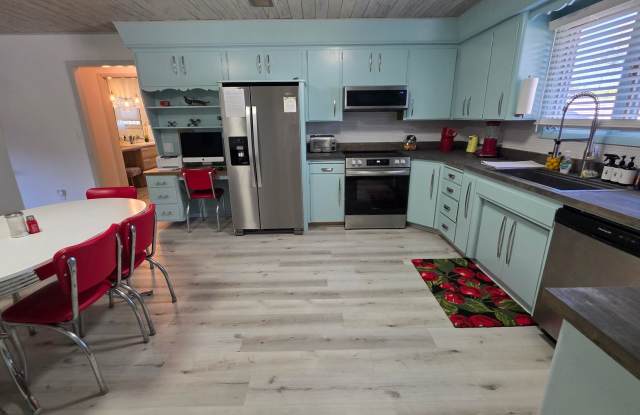 Spacious Fully Furnished 5-Bedroom Home with All Utilities Included Gallery 4