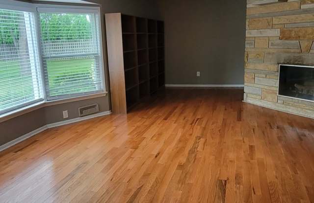 3-Bedroom House w/ Garage and Carport Gallery 3