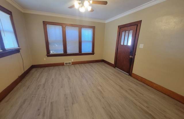 Spacious and Ready 3-4 Bedroom 1.5 Bath Gallery 3