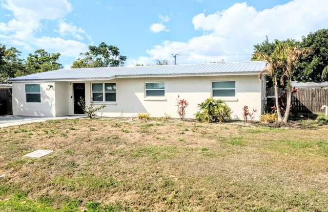 Annual furnished Updated 4-Bedroom Pool Home with Spacious Living Areas photos photos