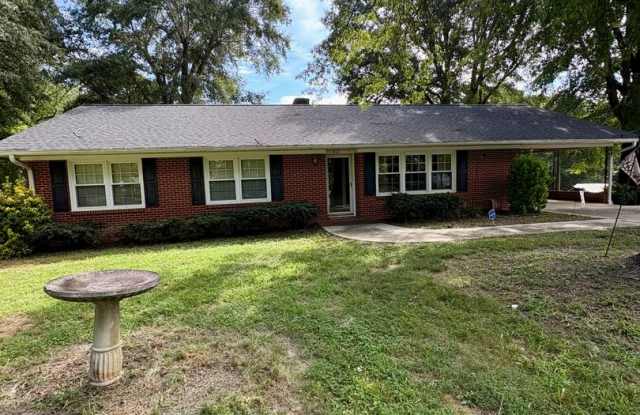 3 Bedrooms | 2 Bathrooms | $1,600/Month | $1,600 Security Deposit Gallery 1