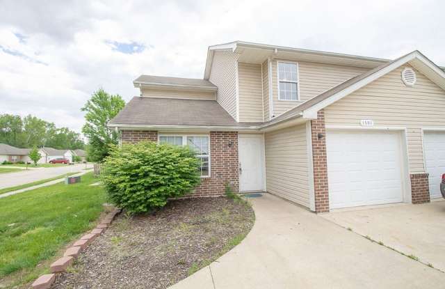 Large 4 BR 3 BA Duplex - 1501 Bodie Drive, Columbia, MO 65202