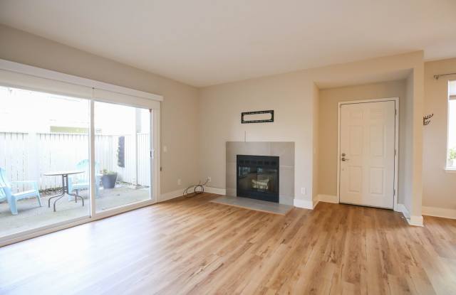 Modern and Clean 2 Bed 2 Bath Condo in Richmond Marina Bay Gallery 4