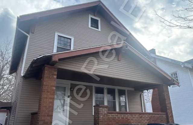 Spacious 3 Bedroom Home on Sylvania for Rent - 1477 West Sylvania Avenue, Toledo, OH 43612