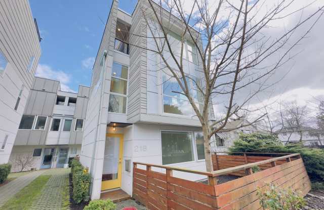 3 Bedroom Central District Townhome w/ Garage, AC & Rooftop Deck photos photos