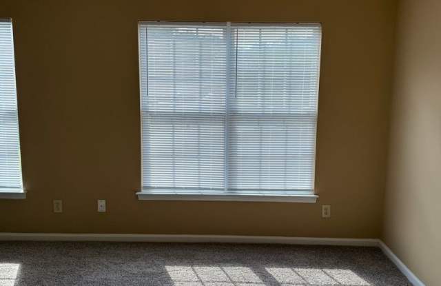 Spacious 2BR unit convenient to Guilford College Rd & Wendover Gallery 3