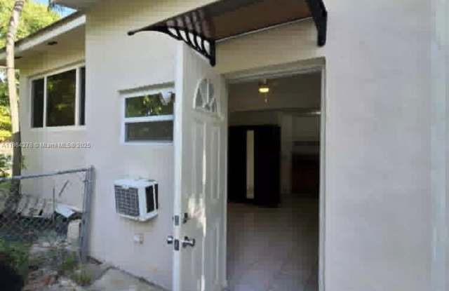 1243 SW 3rd St photos photos