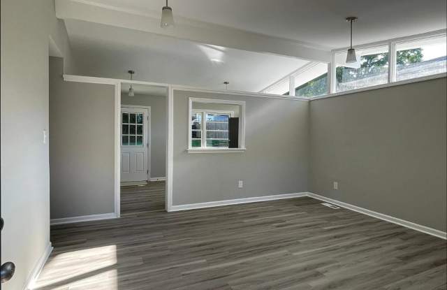 Three Bedroom, One Bath Home for Rent in Great Location-Showings Start After 8-20-26 Gallery 4