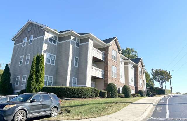 3BR/2BA 1st floor condo — All Utilities + Internet Included — Walk to UNC Charlotte Gallery 3
