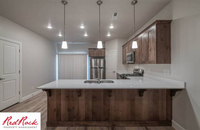 Big Space, Great Place! 4 Bedroom Townhome in Hurricane Heights Gallery 1