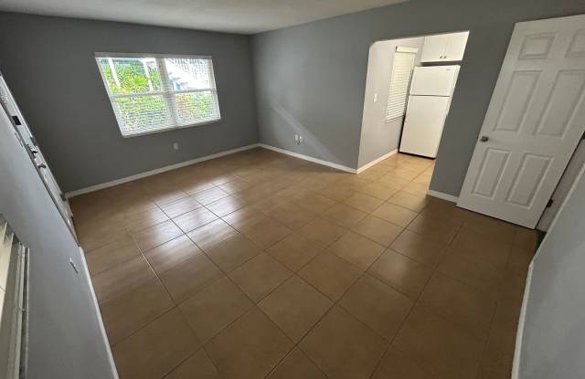 Amazing upstairs unit available, centrally located in Sarasota's best area. Gallery 3