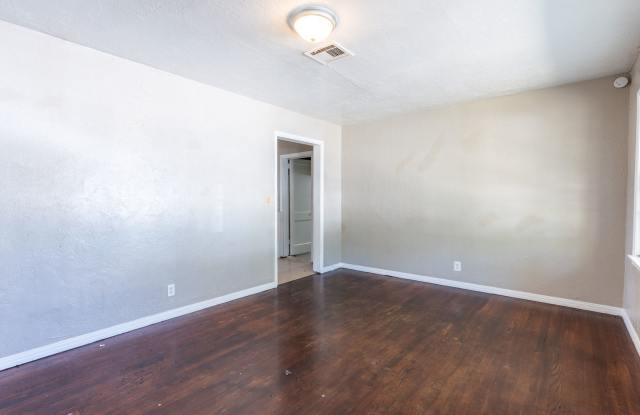 Spacious 4-Bedroom Home with Easy Access to Shopping and Parks Gallery 4
