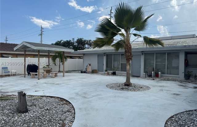 2716 NE 32nd St photos photos