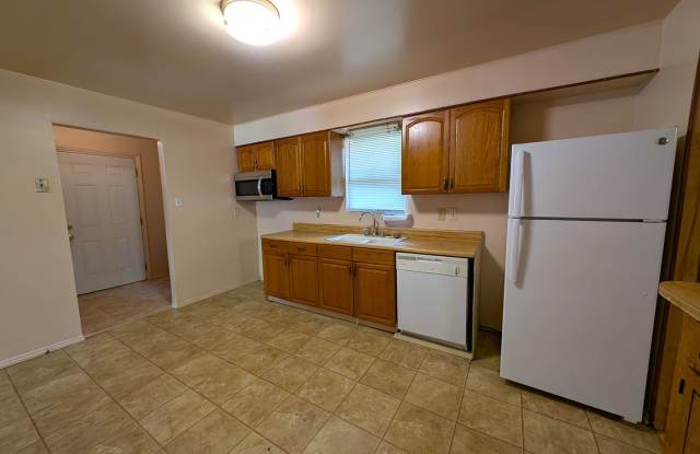 Minutes from Uptown 4 Bedroom!  Awesome Backyard! Gallery 3